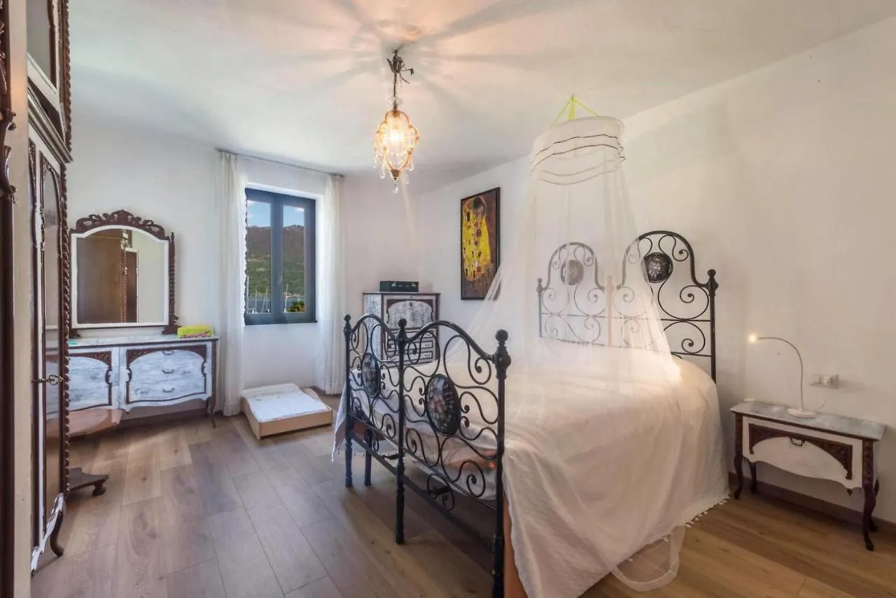 Villa Lago Foreground - Pet Friendly Stay- Garden-Parking-Lake View- Bike Friendly Holiday House Colico