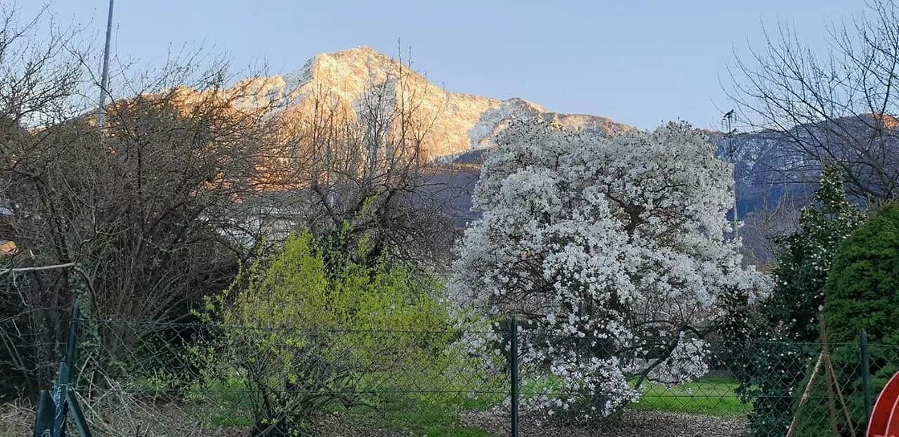 Villa Lago Foreground - Pet Friendly Stay- Garden-Parking-Lake View- Bike Friendly Holiday House Colico Italy